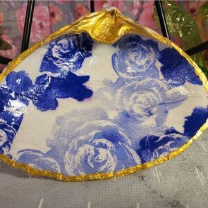 DECOUPAGE CLAM SHELL DECOUPAGE PURPLE FLOWERS ON A CLAM SHELL TRINKET DISH